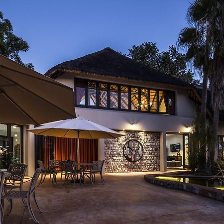 La Rochelle Lodge Okaukuejo Bagian luar foto