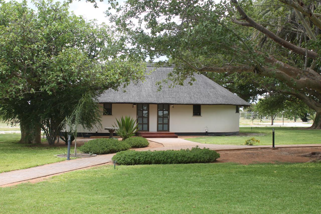 La Rochelle Lodge Okaukuejo Bagian luar foto