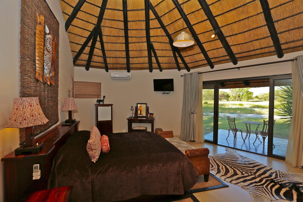 La Rochelle Lodge Okaukuejo Bagian luar foto