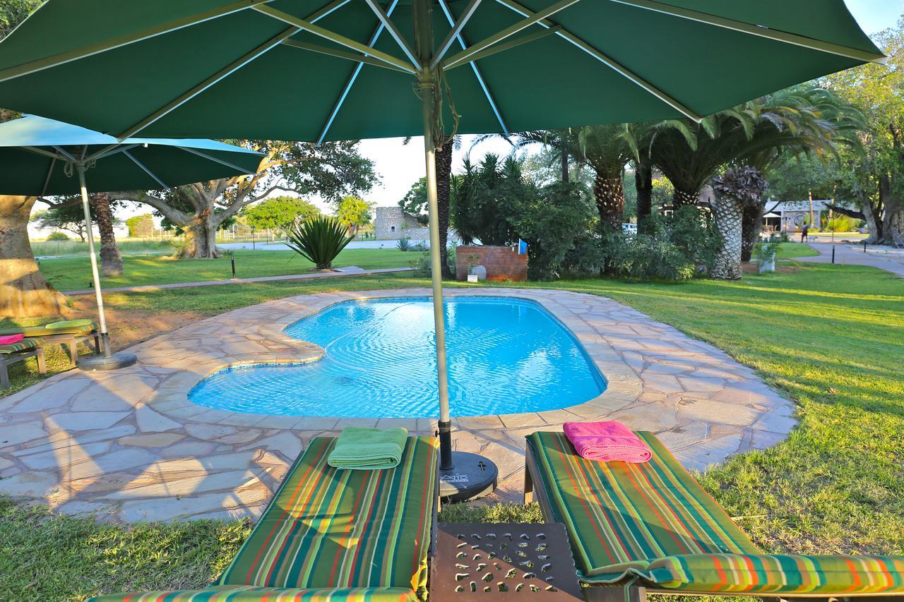 La Rochelle Lodge Okaukuejo Bagian luar foto