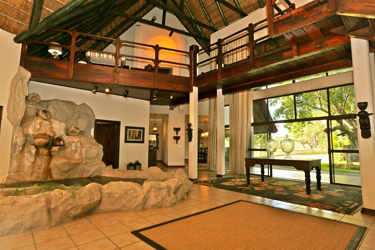 La Rochelle Lodge Okaukuejo Bagian luar foto