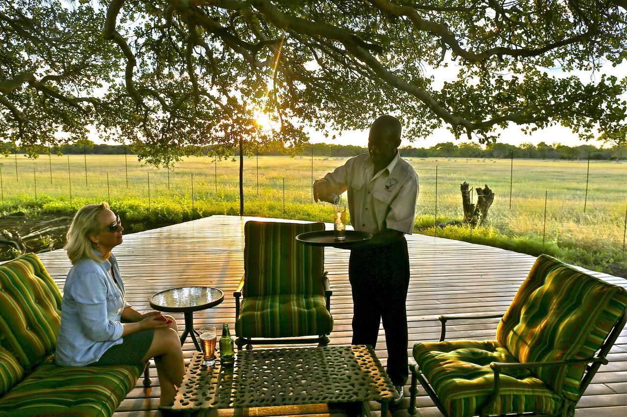 La Rochelle Lodge Okaukuejo Bagian luar foto