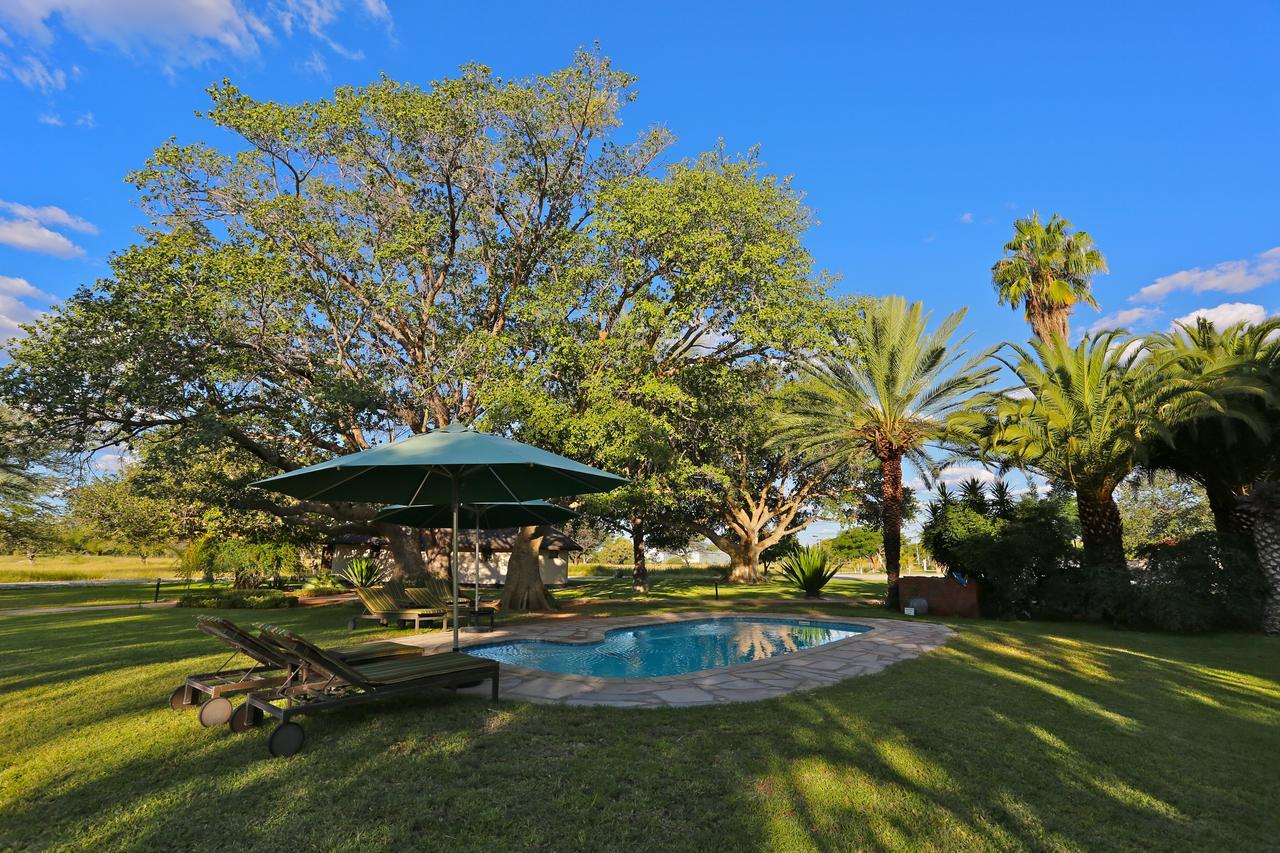 La Rochelle Lodge Okaukuejo Bagian luar foto
