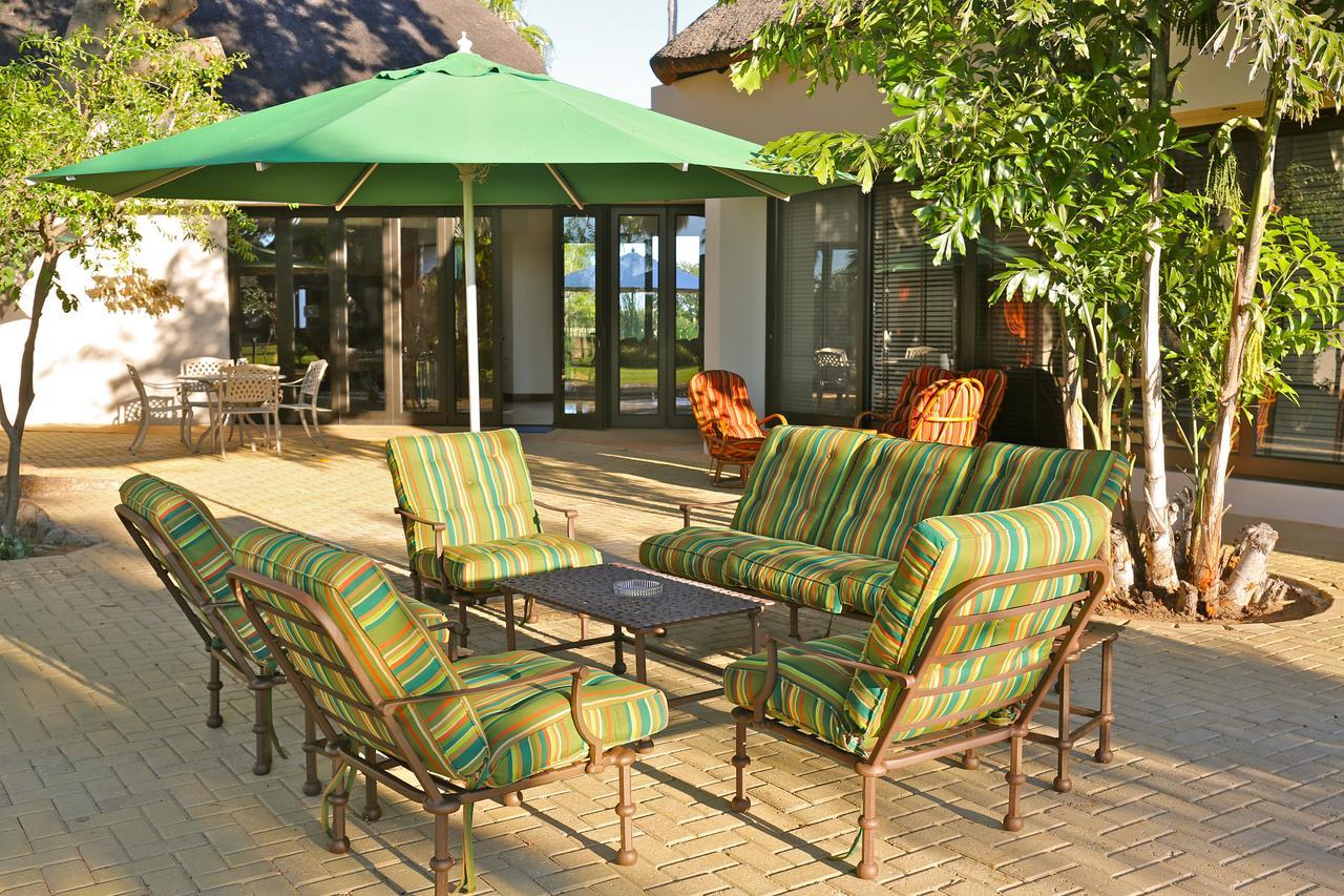 La Rochelle Lodge Okaukuejo Bagian luar foto