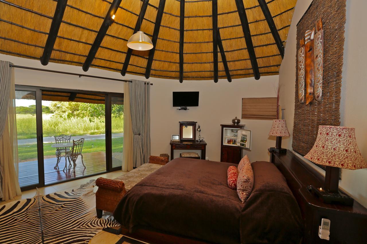 La Rochelle Lodge Okaukuejo Bagian luar foto