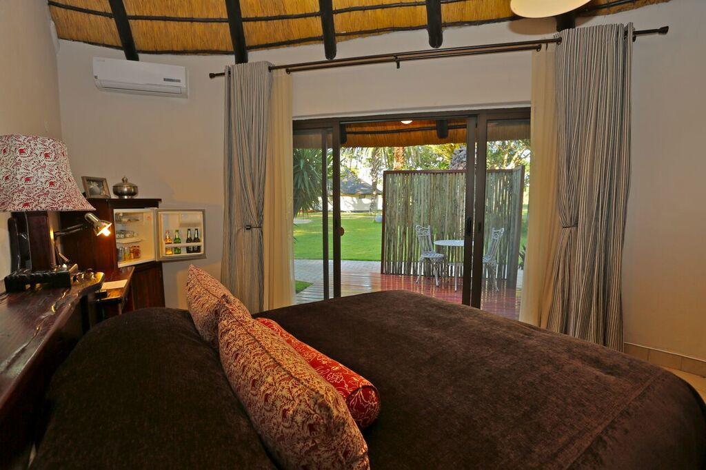 La Rochelle Lodge Okaukuejo Bagian luar foto