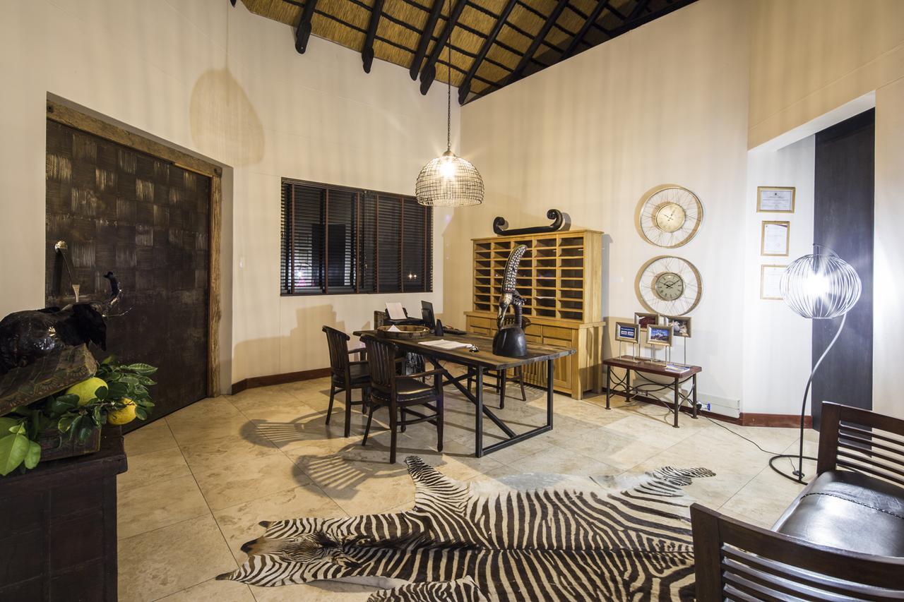La Rochelle Lodge Okaukuejo Bagian luar foto