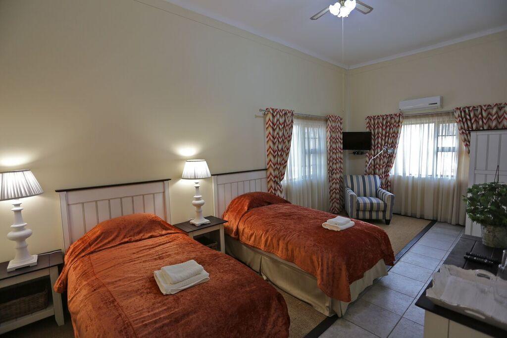 La Rochelle Lodge Okaukuejo Bagian luar foto