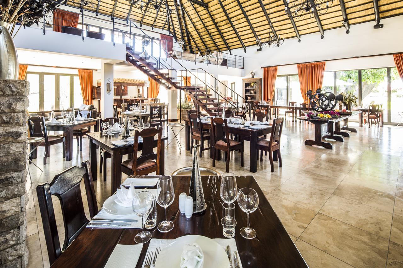 La Rochelle Lodge Okaukuejo Bagian luar foto