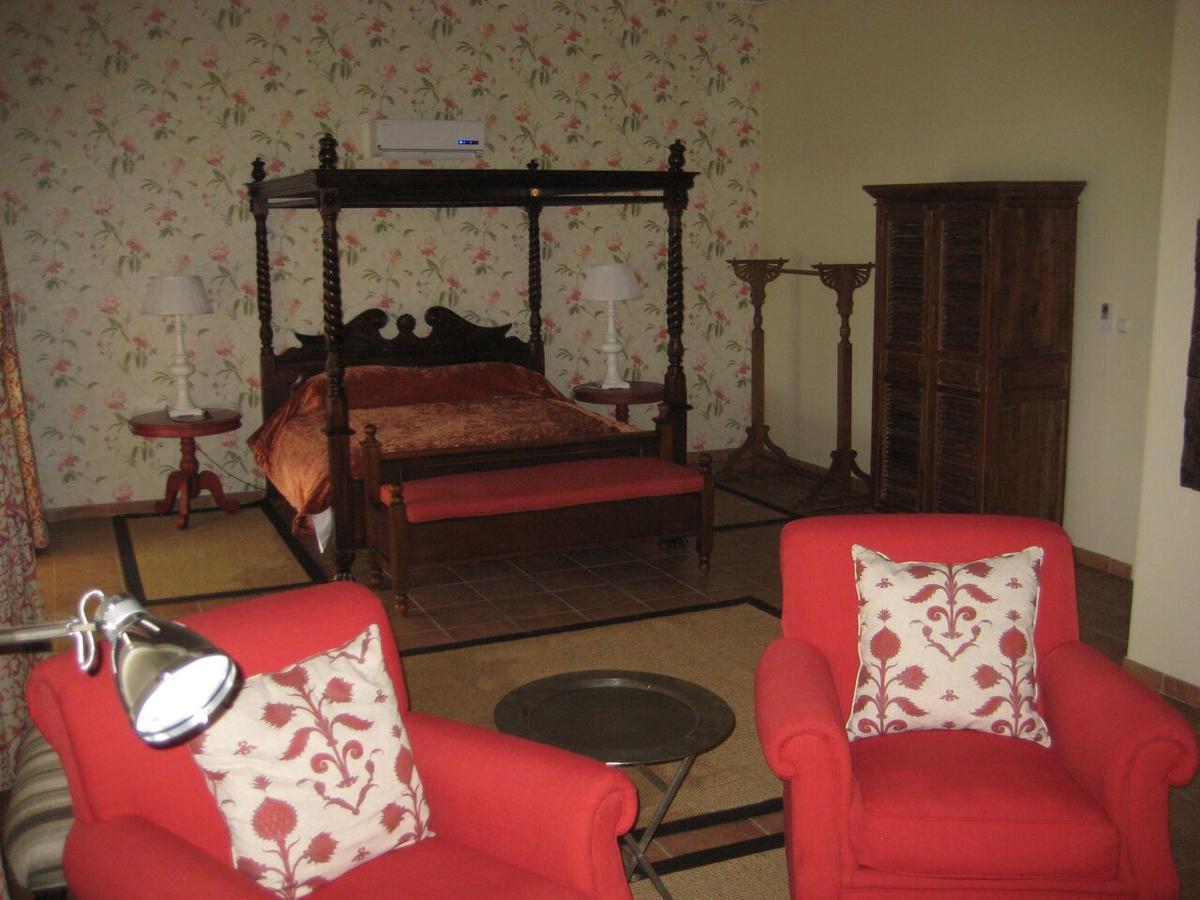 La Rochelle Lodge Okaukuejo Bagian luar foto