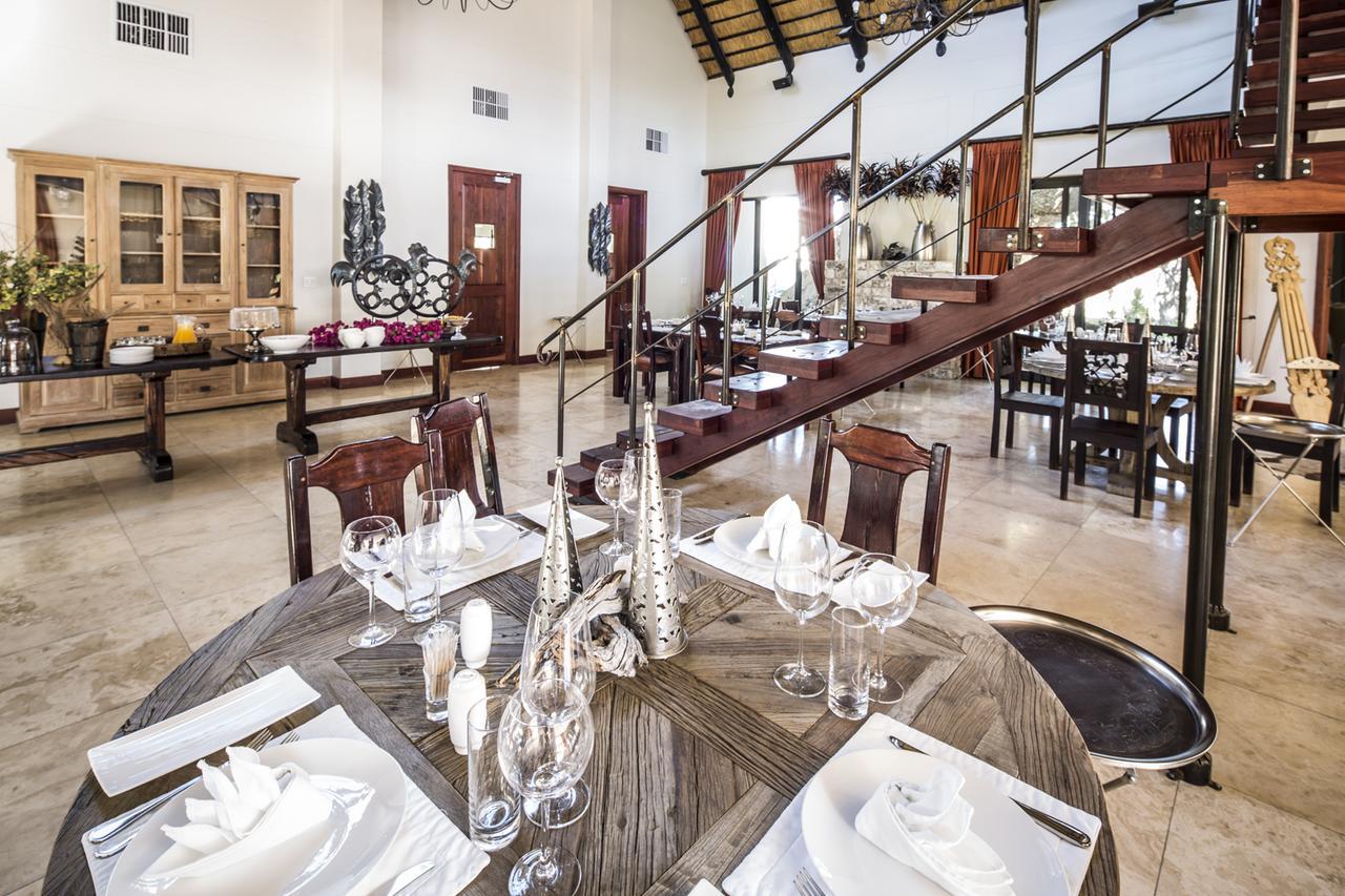 La Rochelle Lodge Okaukuejo Bagian luar foto