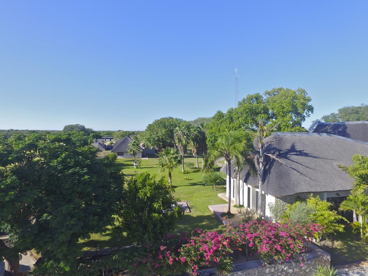 La Rochelle Lodge Okaukuejo Bagian luar foto