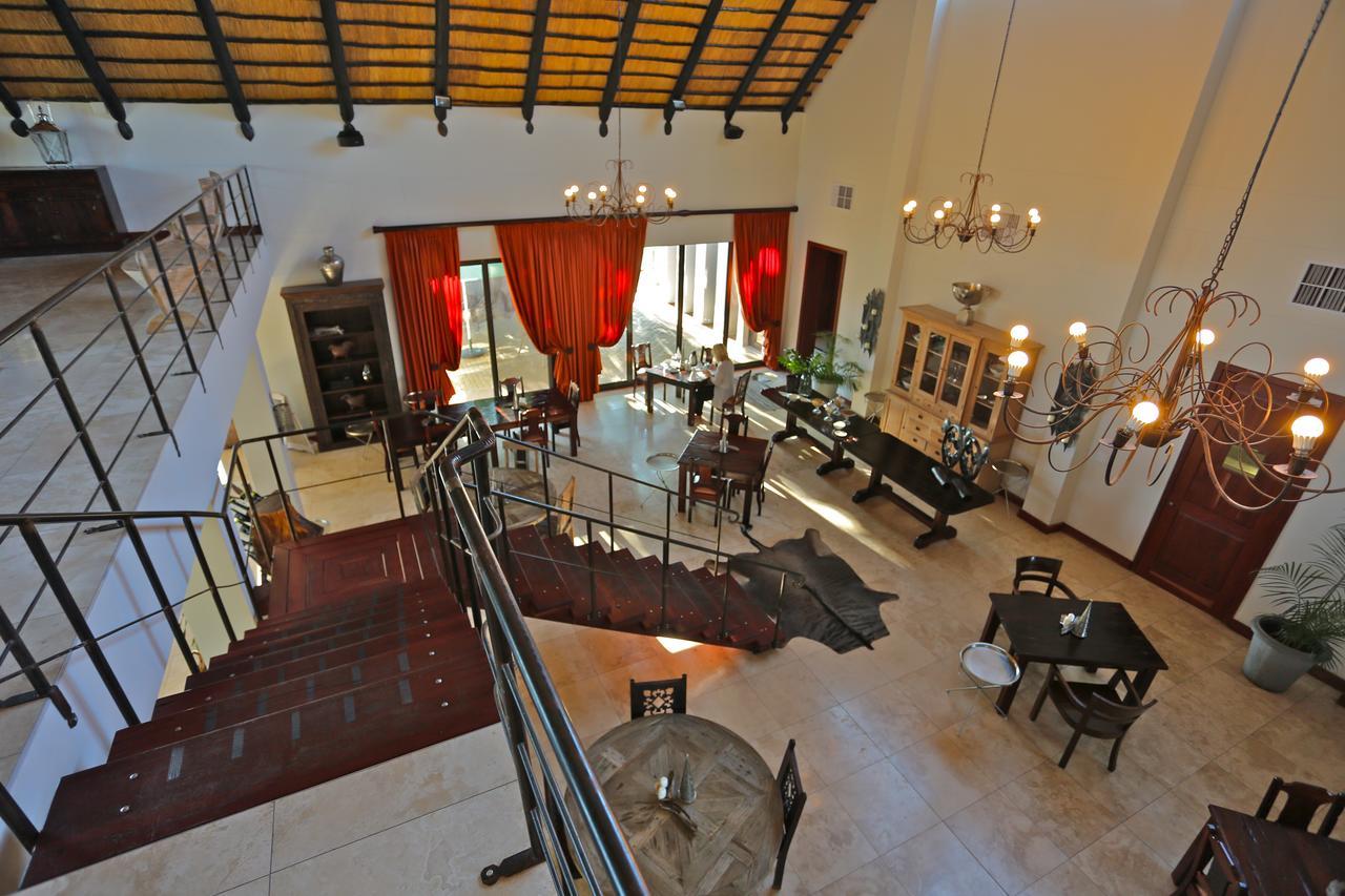 La Rochelle Lodge Okaukuejo Bagian luar foto