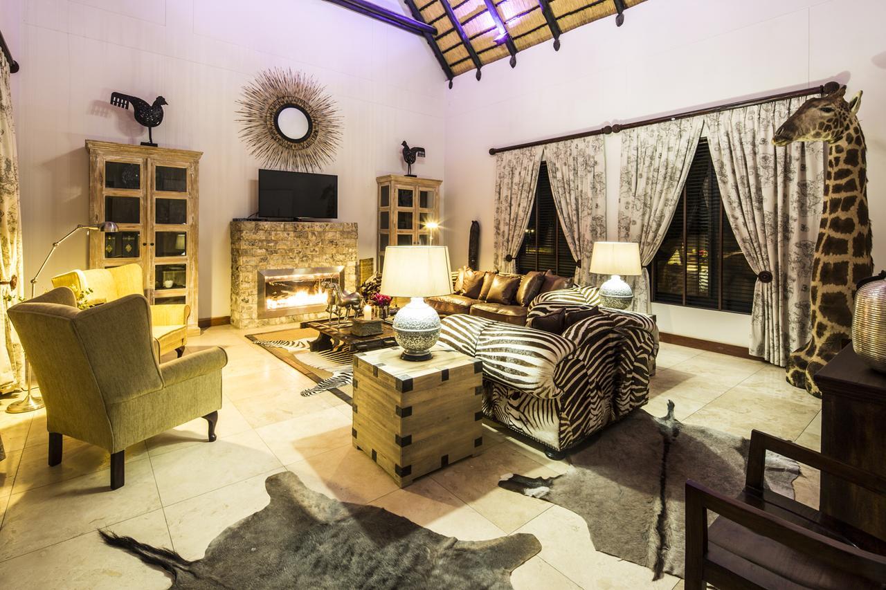 La Rochelle Lodge Okaukuejo Bagian luar foto