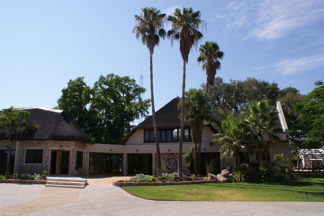 La Rochelle Lodge Okaukuejo Bagian luar foto
