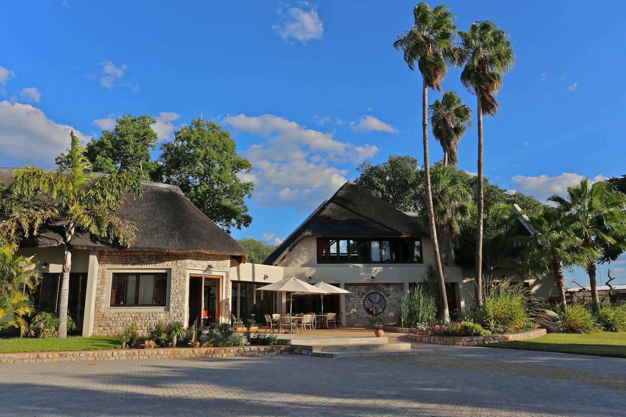 La Rochelle Lodge Okaukuejo Bagian luar foto