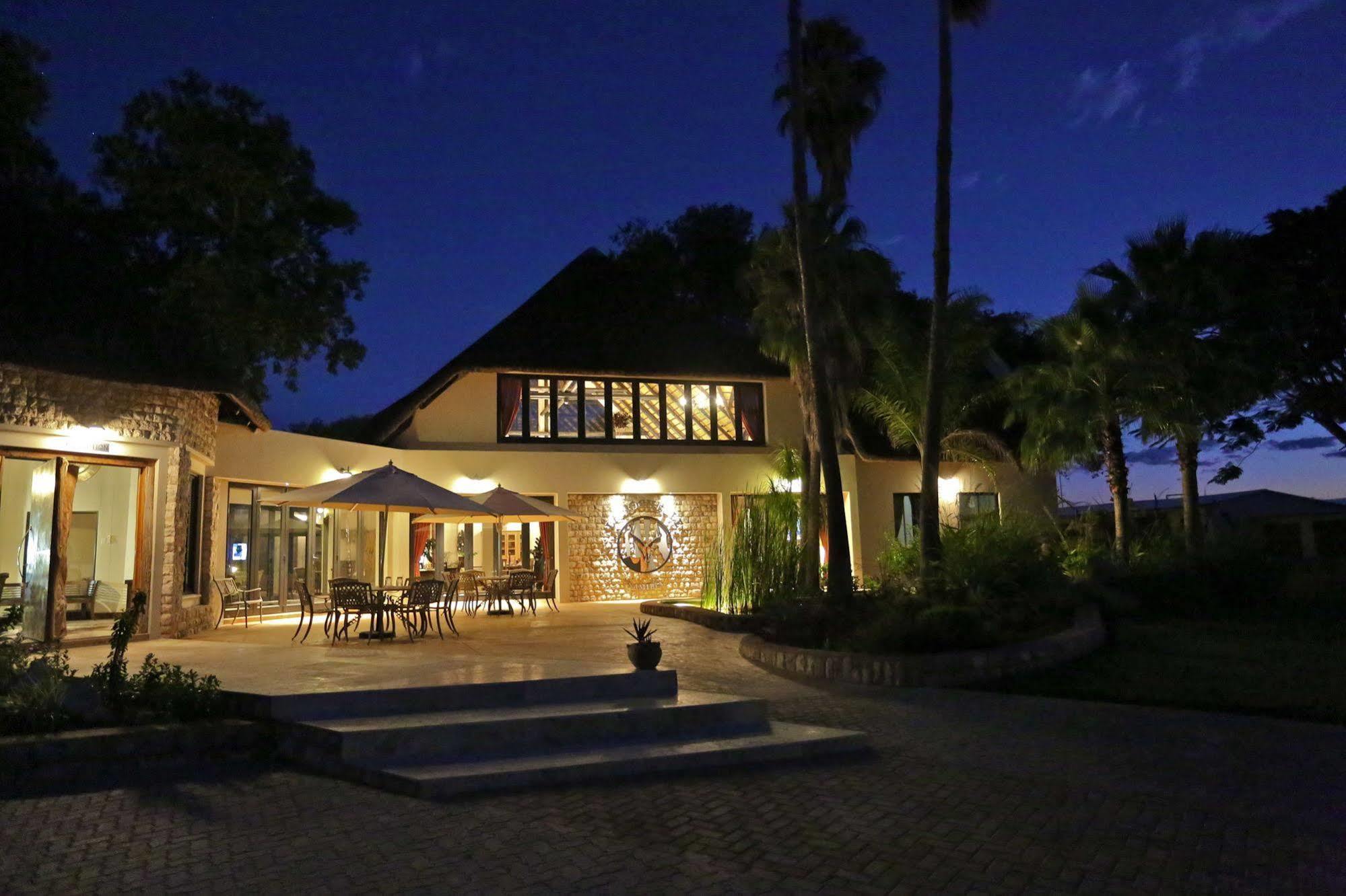 La Rochelle Lodge Okaukuejo Bagian luar foto
