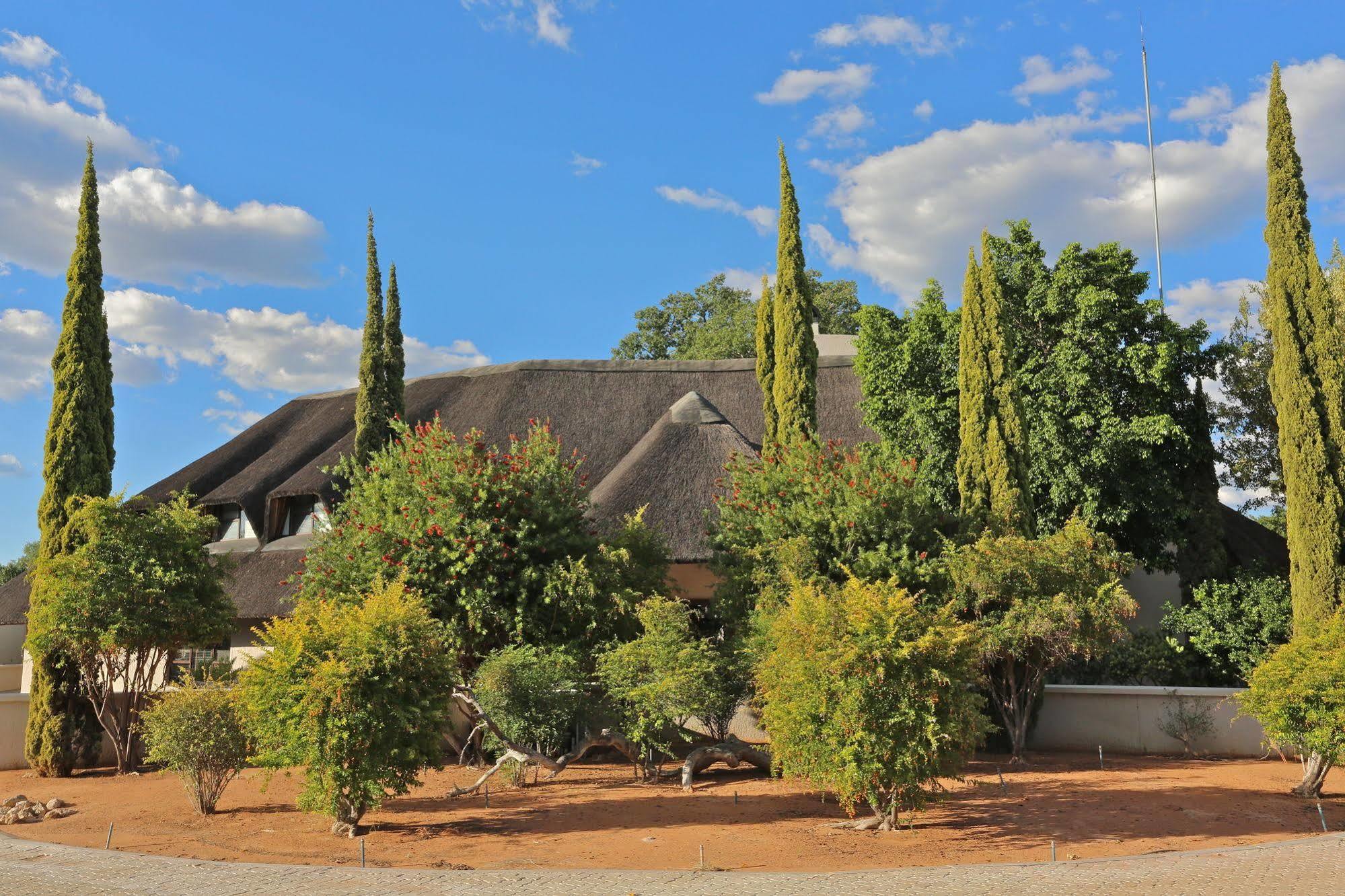 La Rochelle Lodge Okaukuejo Bagian luar foto