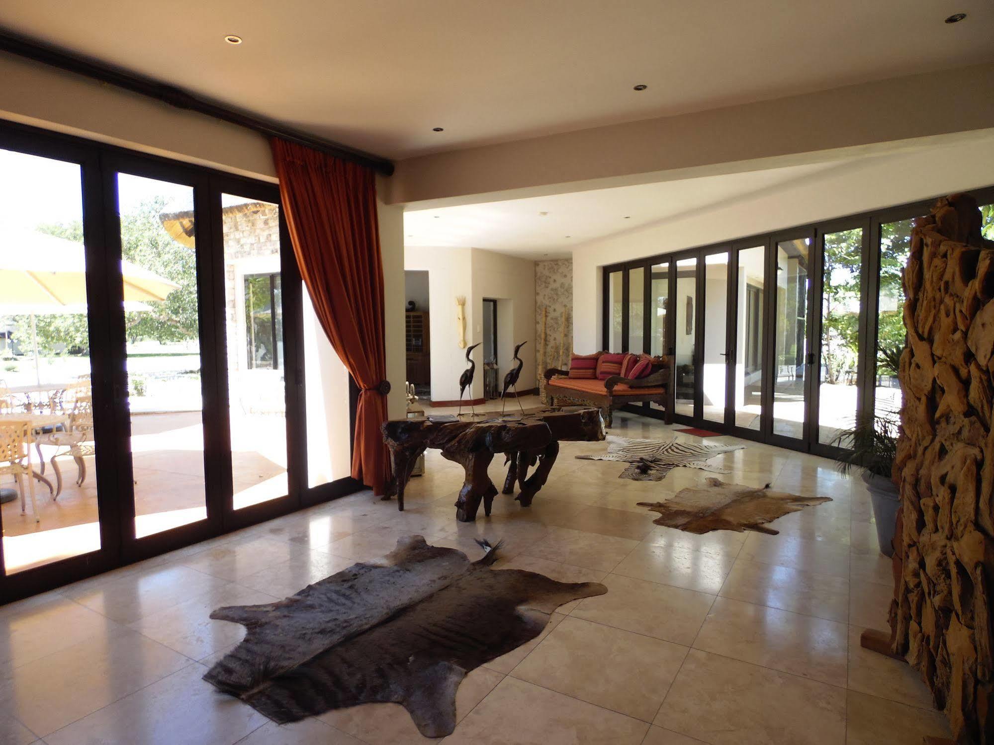 La Rochelle Lodge Okaukuejo Bagian luar foto
