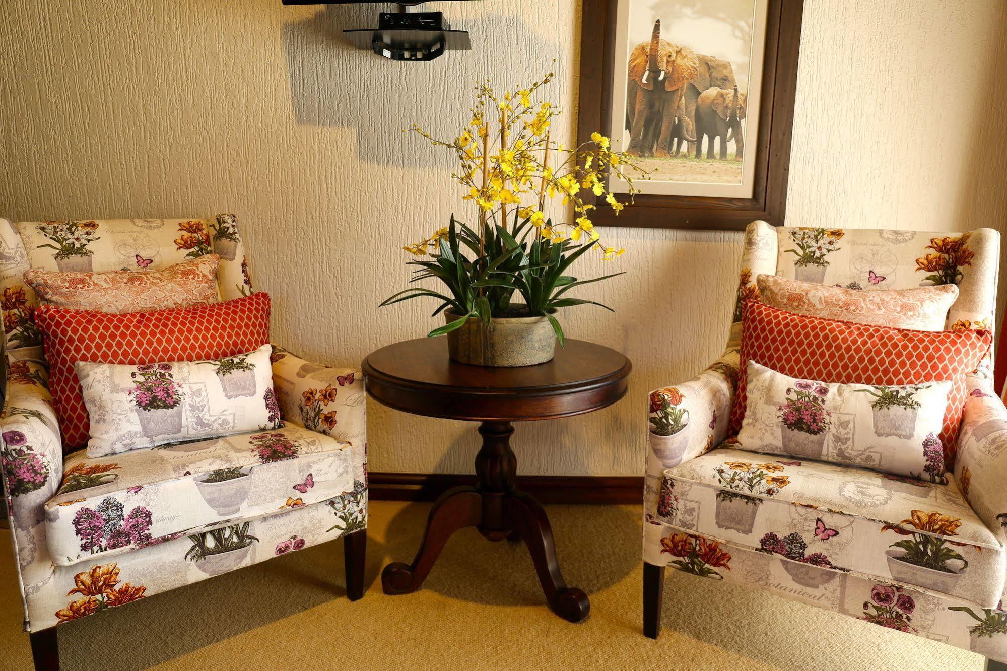 La Rochelle Lodge Okaukuejo Bagian luar foto