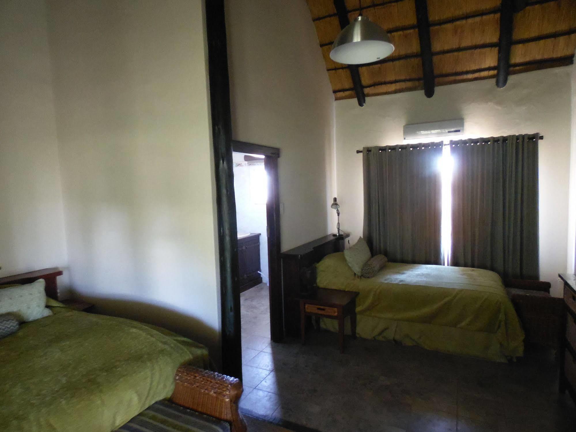 La Rochelle Lodge Okaukuejo Bagian luar foto