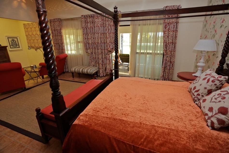 La Rochelle Lodge Okaukuejo Bagian luar foto