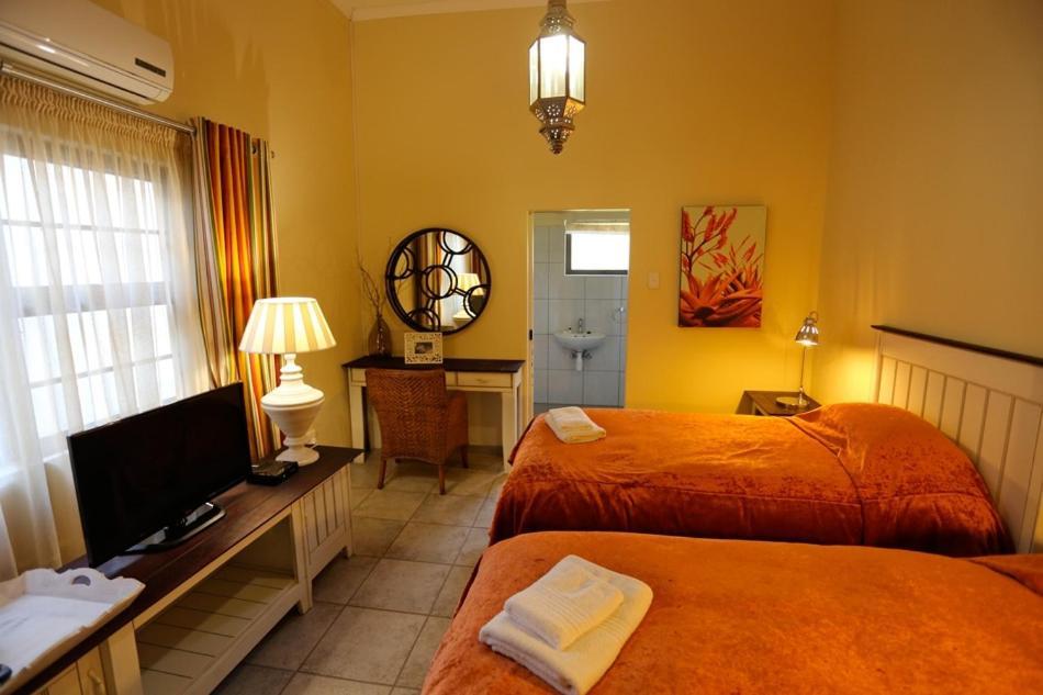 La Rochelle Lodge Okaukuejo Bagian luar foto
