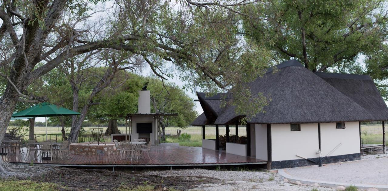 La Rochelle Lodge Okaukuejo Bagian luar foto