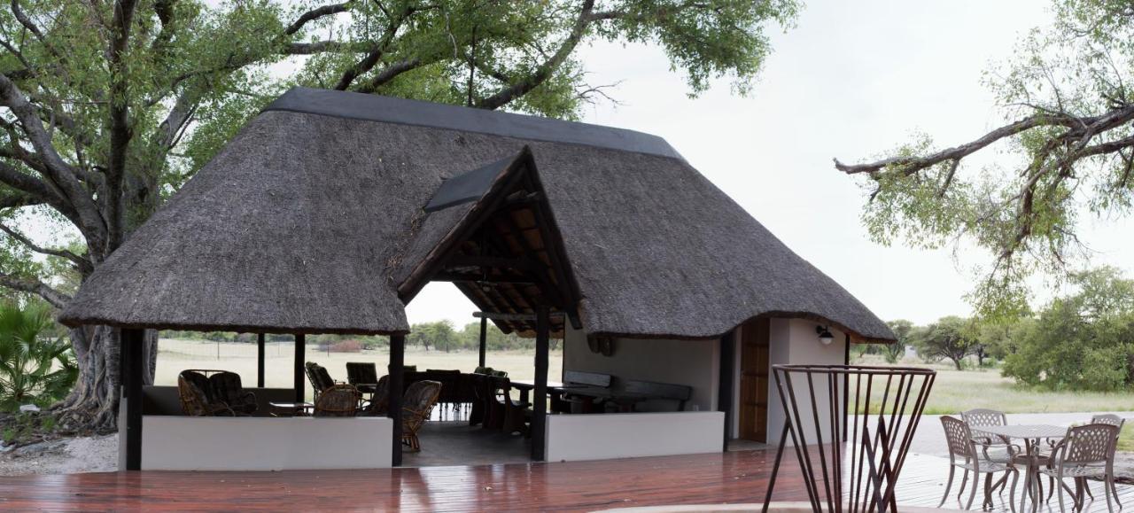La Rochelle Lodge Okaukuejo Bagian luar foto